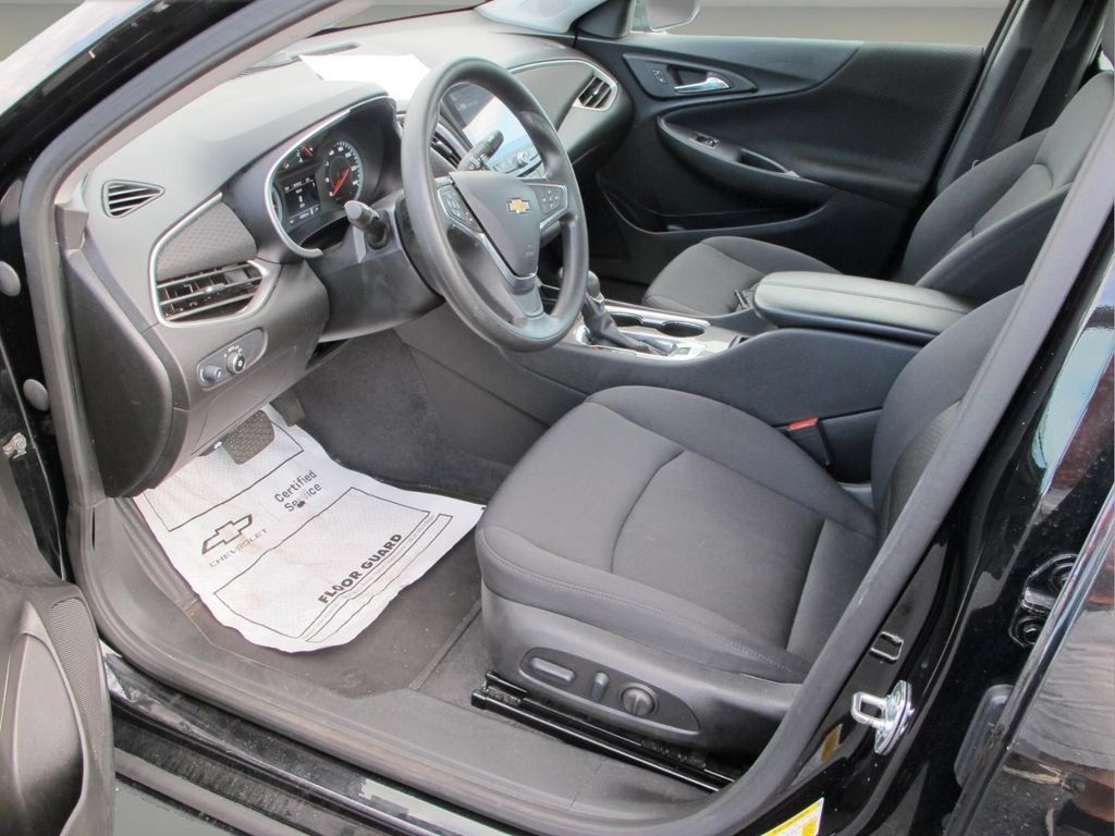 Used 2025 Chevrolet Malibu LT FWD image 9