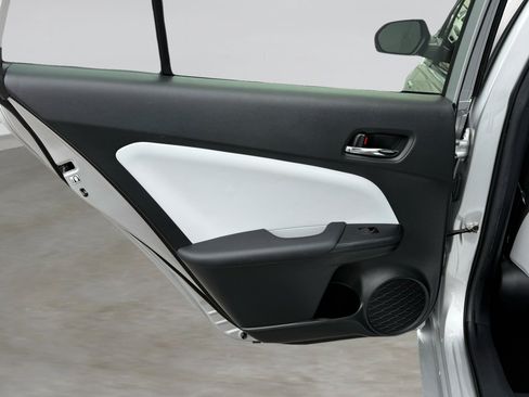 Used 2021 Toyota Prius XLE image 24