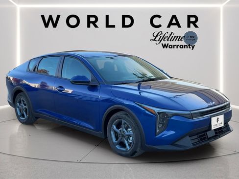 New 2025 Kia K4 LXS image 1