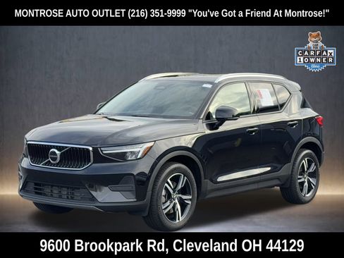 Used 2023 Volvo XC40 B5 Core image 3