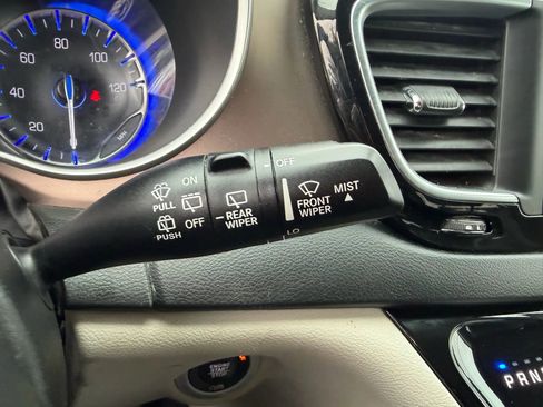 Used 2019 Chrysler Pacifica Touring-L image 23