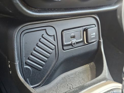 Used 2016 Jeep Renegade Latitude w/ Cold Weather Group image 35