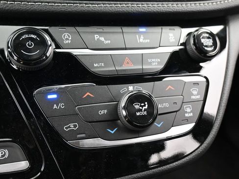 Used 2025 Chrysler Pacifica Select FWD image 18