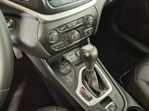 Used 2018 Jeep Cherokee Trailhawk w/ Quick Order Package 27L image 18