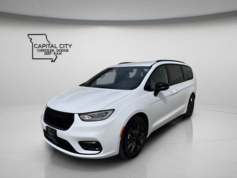 New 2026 Chrysler Pacifica Select w/ S Appearance Package image 3