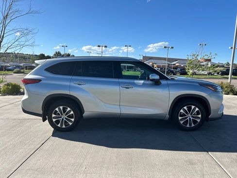 Used 2021 Toyota Highlander XLE AWD/4WD image 8