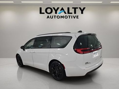 Used 2025 Chrysler Pacifica Limited FWD image 3