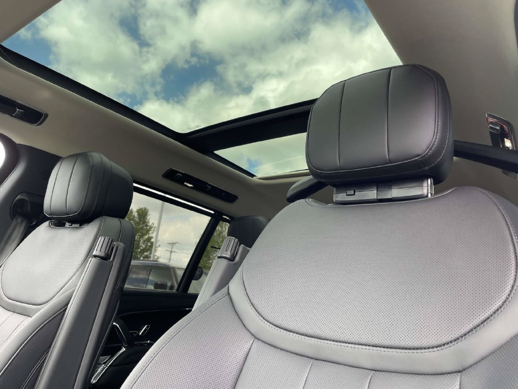 New 2026 Land Rover Range Rover Long Wheelbase SE AWD/4WD image 15