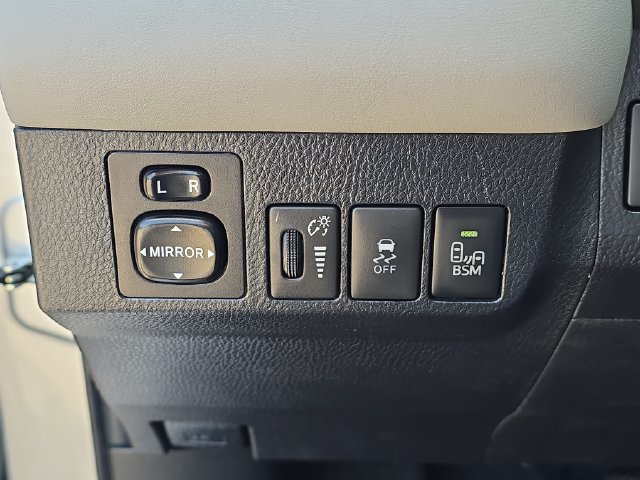 Used 2015 Toyota RAV4 Limited w/ Technology Package AWD/4WD image 11