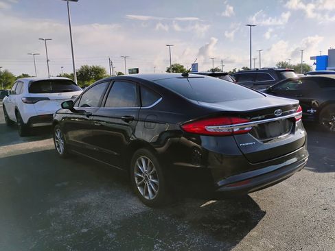 Used 2017 Ford Fusion SE FWD image 6