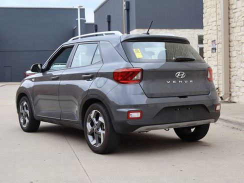Used 2025 Hyundai Venue SEL image 3