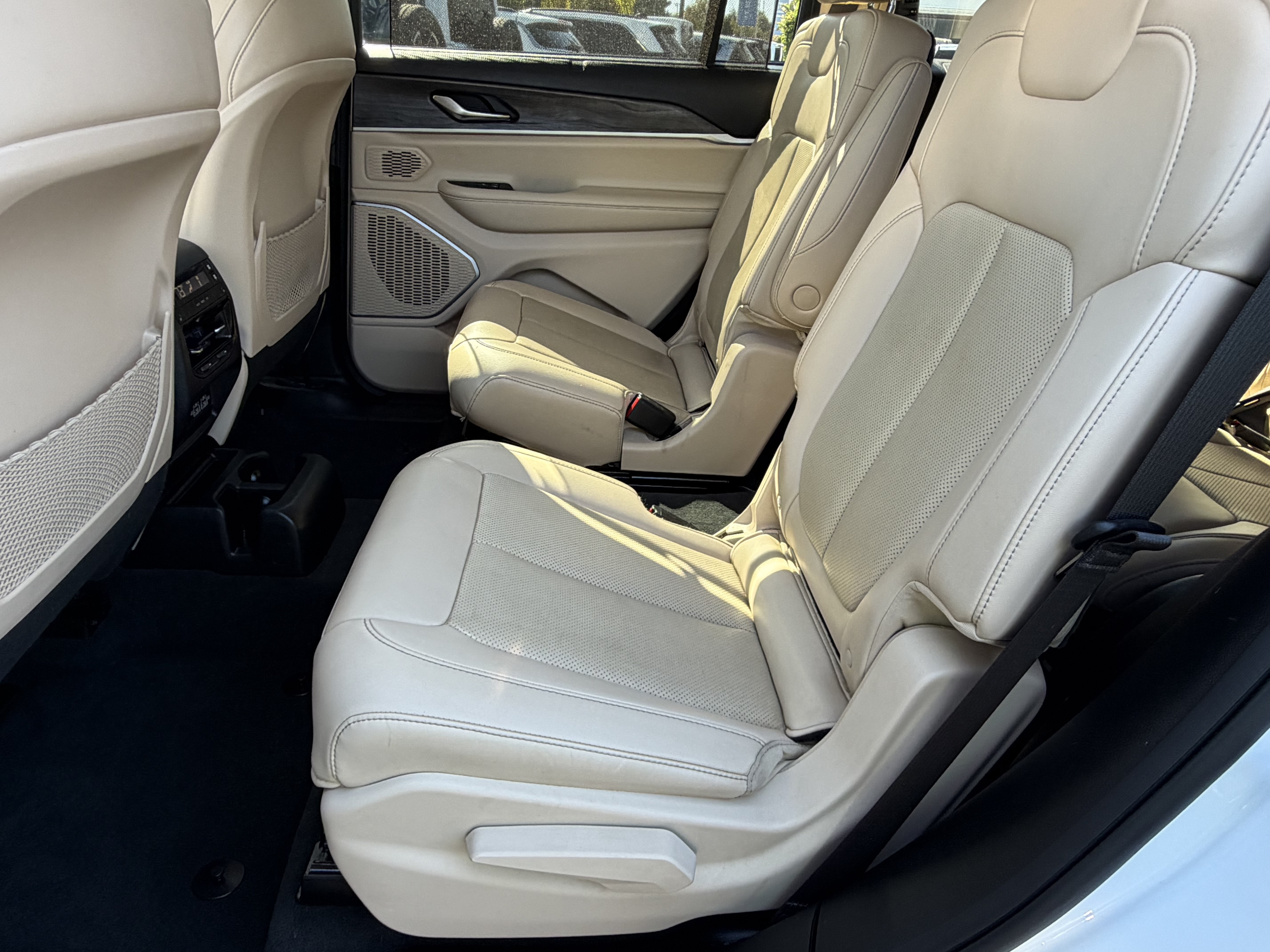 Used 2022 Jeep Grand Cherokee L Limited w/ Luxury Tech Group II RWD image 28