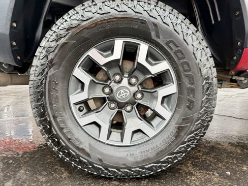 Used 2020 Toyota Tacoma TRD Off-Road w/ Technology Package image 24