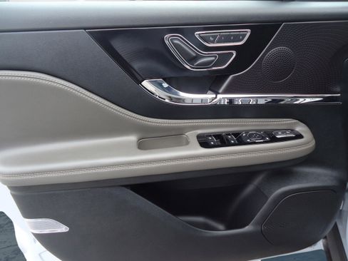 Used 2025 Lincoln Corsair AWD w/ Equipment Group 101A image 22