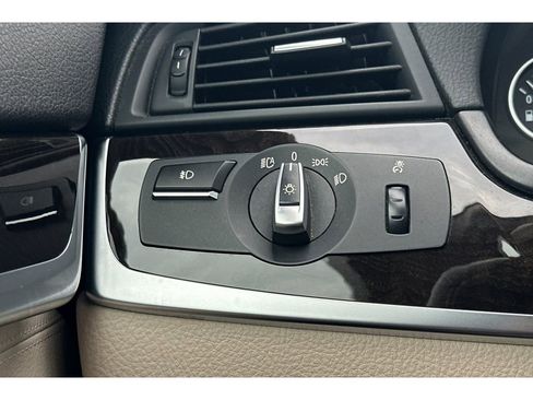 Used 2011 BMW 528i Sedan image 25