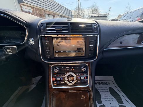 Used 2018 Lincoln Continental Premiere Livery AWD 4dr Sedan w/ Equipment Group 500A image 4