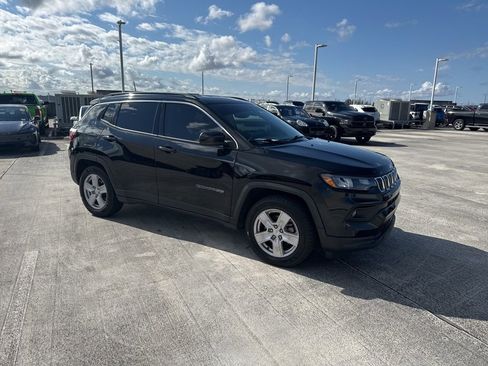 Used 2022 Jeep Compass Latitude image 2