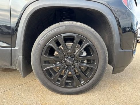 Used 2023 GMC Acadia SLT w/ Elevation Edition FWD image 9