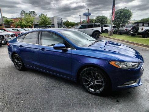 Used 2018 Ford Fusion SE w/ Equipment Group 201A FWD image 1