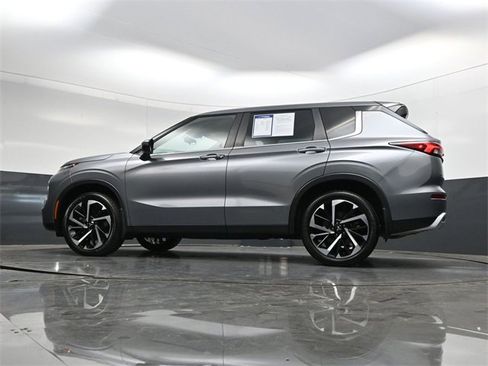 Used 2023 Mitsubishi Outlander SE image 35