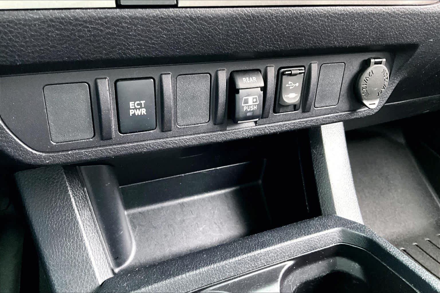 Used 2018 Toyota Tacoma SR5 AWD/4WD image 36