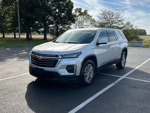 Used 2022 Chevrolet Traverse LT image 3