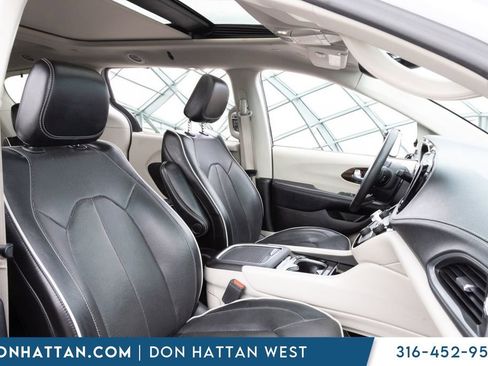 Used 2023 Chrysler Pacifica Limited FWD image 23
