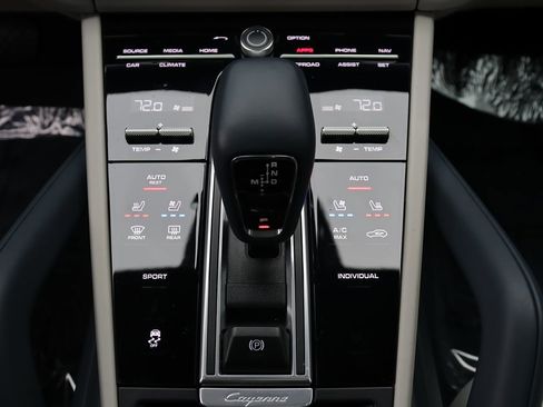 Used 2022 Porsche Cayenne Platinum Edition image 30