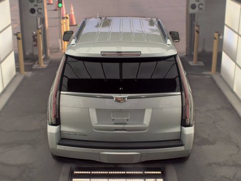 Used 2016 Cadillac Escalade Luxury AWD/4WD image 5