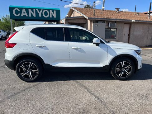 Used 2023 Volvo XC40 B5 Plus AWD/4WD image 3