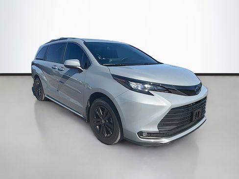 Used 2024 Toyota Sienna XLE Woodland Edition image 7