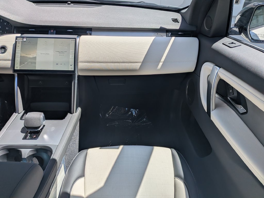 New 2026 Land Rover Discovery Sport Landmark AWD/4WD image 18