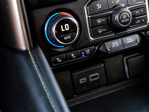 Used 2023 Chevrolet Suburban Premier image 20