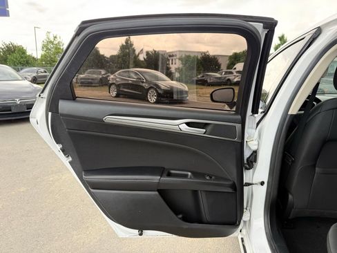 Used 2019 Ford Fusion SE FWD image 14