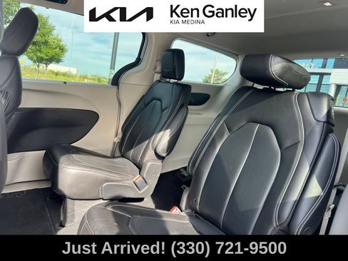 Used 2023 Chrysler Pacifica Touring-L FWD image 10