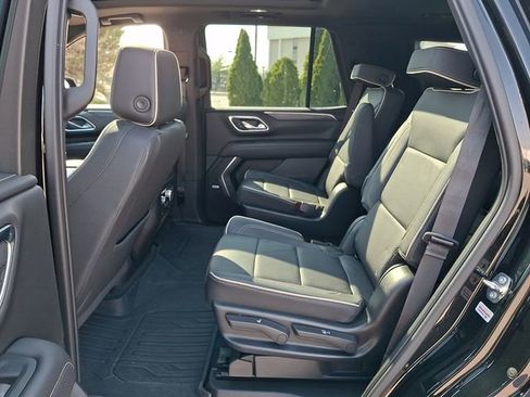 Used 2023 GMC Yukon SLT w/ SLT Premium Package image 10