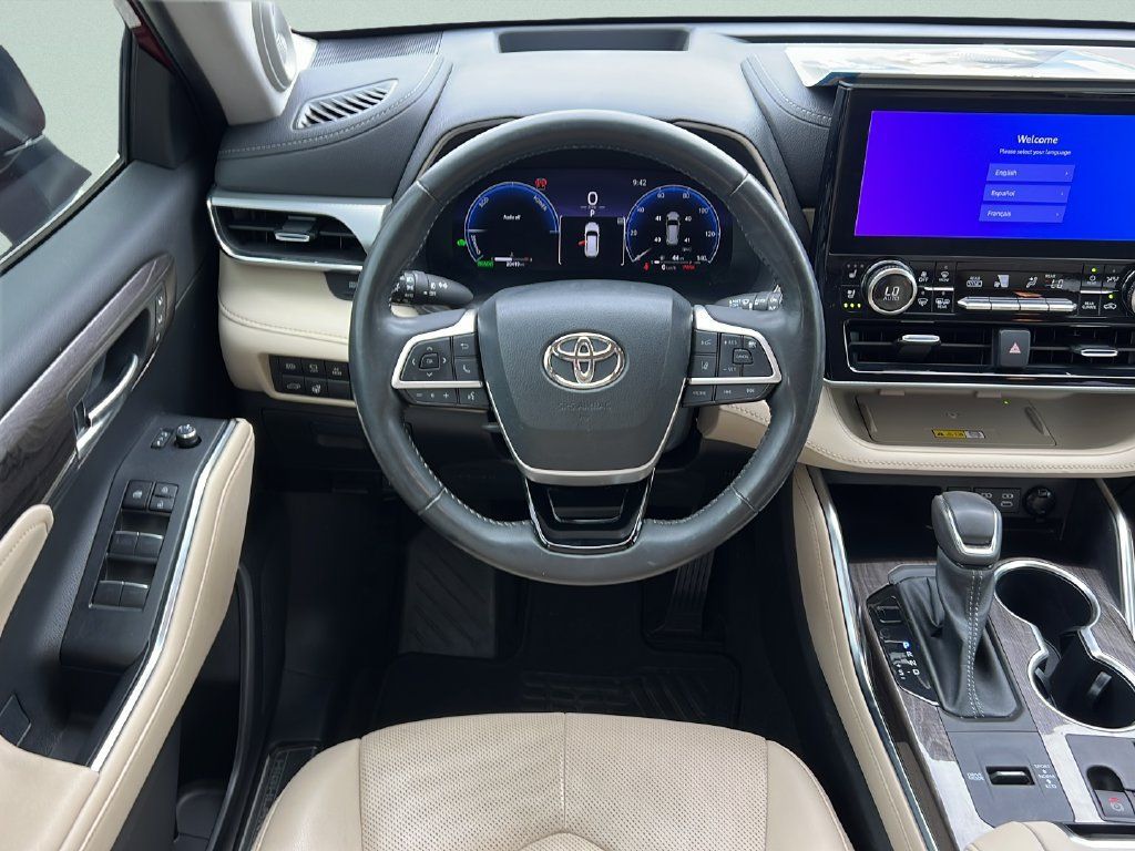 Used 2023 Toyota Highlander Platinum FWD image 12