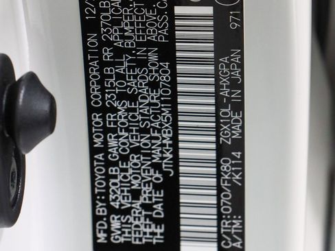 Used 2021 Toyota C-HR XLE image 31