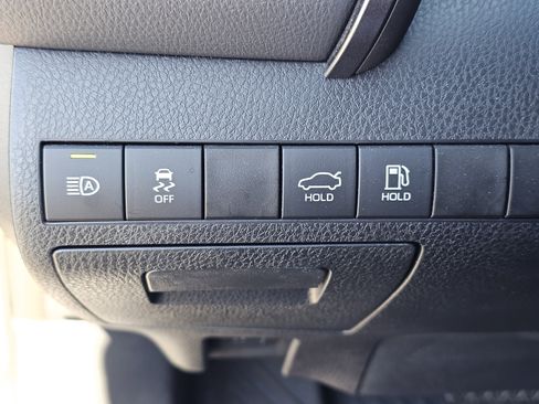 Used 2020 Toyota Camry SE image 18