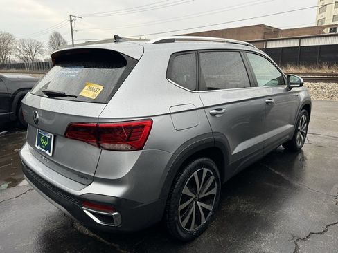 Used 2022 Volkswagen Taos SE w/ Panoramic Sunroof Package image 3