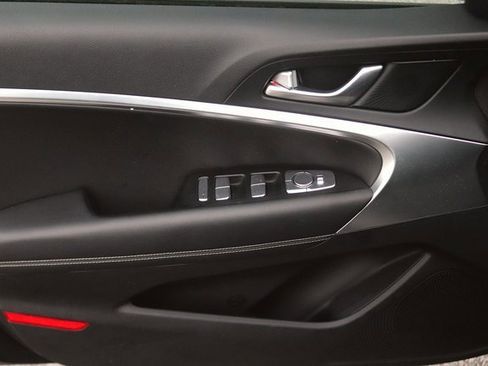 Used 2025 Genesis G70 2.5T image 10