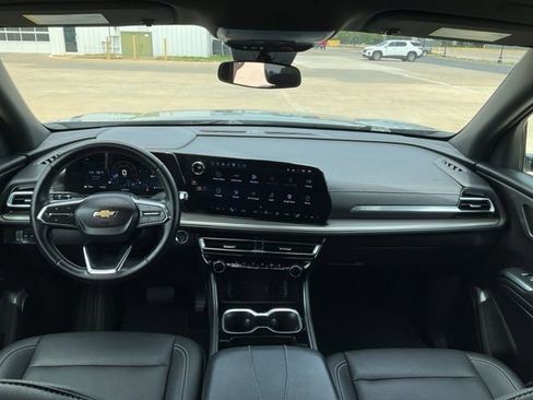 Used 2025 Chevrolet Traverse LT AWD/4WD image 3