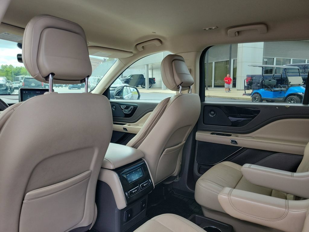 Used 2020 Lincoln Aviator Reserve w/ Elements Package Plus AWD/4WD image 16