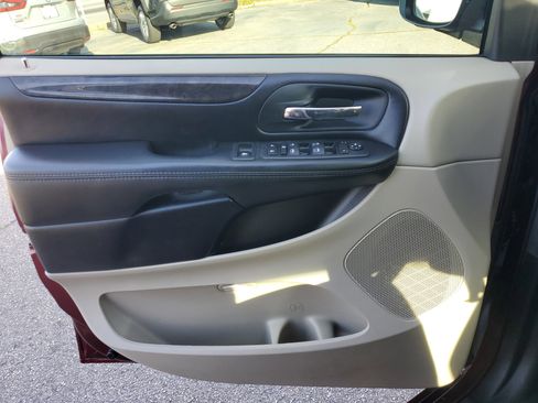 Used 2020 Dodge Grand Caravan SE w/ UConnect Hands-Free Group image 29