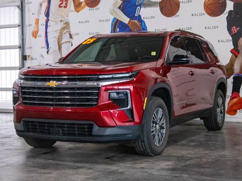 Used 2025 Chevrolet Traverse LT image 21