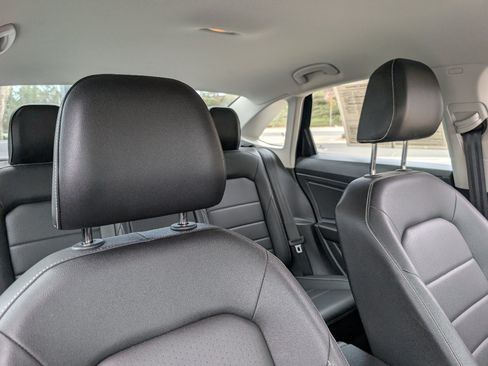 Used 2024 Volkswagen Jetta SE FWD image 3