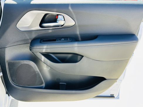 New 2026 Chrysler Pacifica Select w/ Quick Order Package 2EV image 34