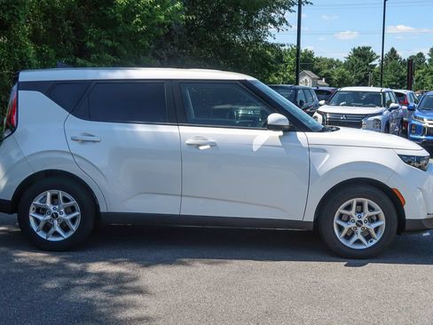 Used 2023 Kia Soul LX w/ LX Technology Package FWD image 8