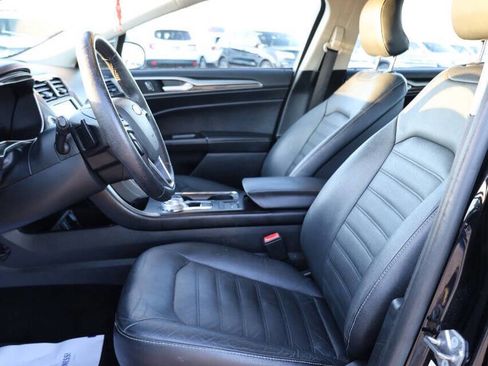 Used 2018 Ford Fusion SE w/ Fusion SE Technology Package image 12