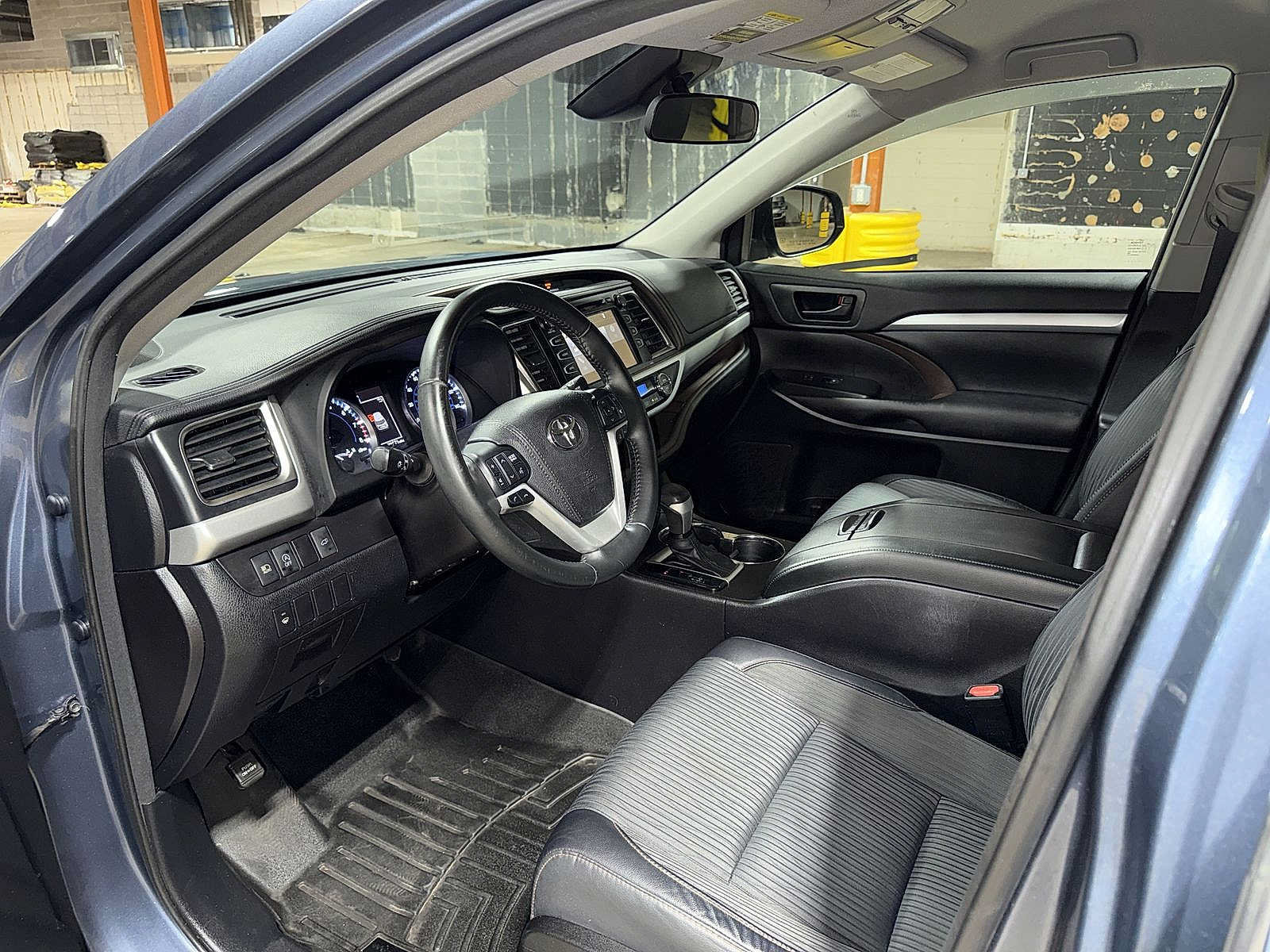 Certified 2017 Toyota Highlander Plus w/ Carpet Mat Package AWD/4WD image 29